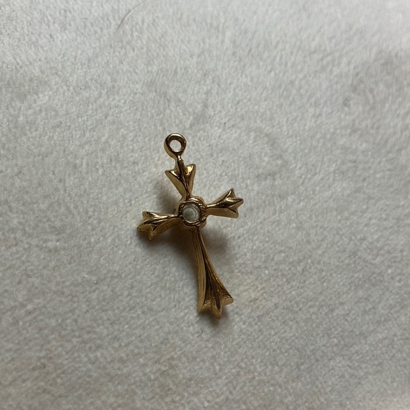 Gold Vintage-Inspired Cross Necklace with Ornate Design - Picture 2 of 4